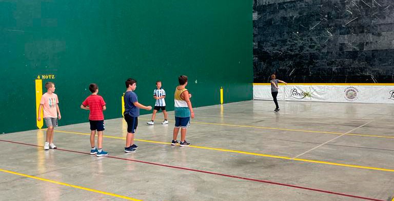 Esku pelota probatzeko aukera etzi, kiroldegian