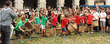 32 neska-mutil, sagargintzan gustora