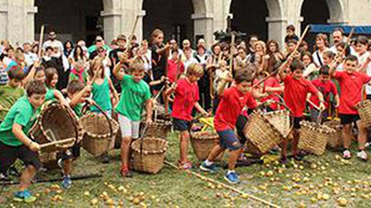 32 neska-mutil, sagargintzan gustora