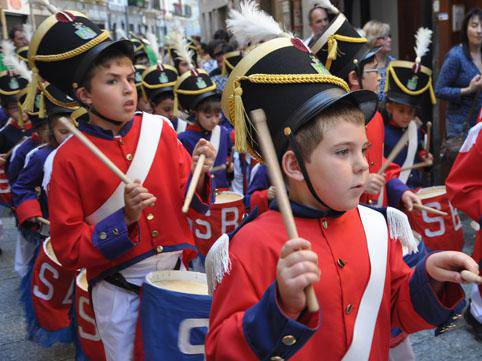 Umeen danborradan izen ematea, 
gaur edo bihar