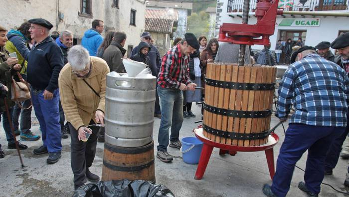 Artisau erakusketak, bazkaria eta musika, Feria Eguna girotzeko
