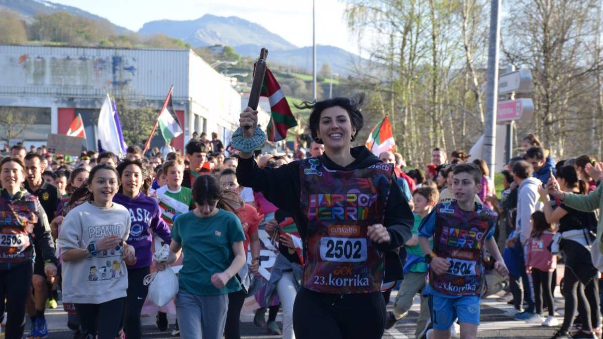 Gaur abiatuko da Korrika Atharratzetik, eta motorrak berotuta iritsiko da Urumea bailarara
