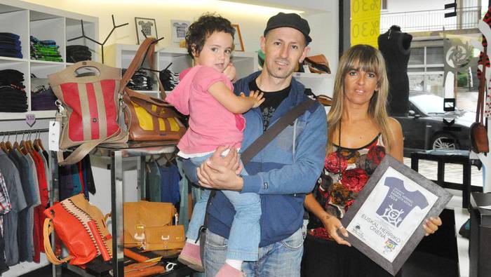 «Esaldiek egiten dituzte berezi gure kamisetak»