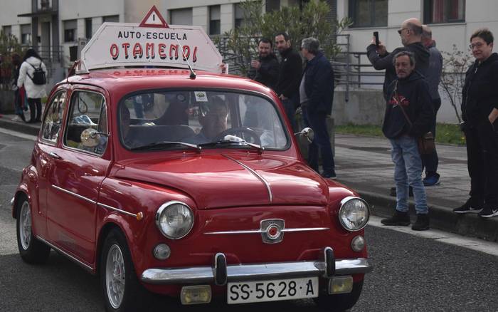 Kotxe eta moto klasikoen bilgune izan zen Etxeberri auzoa atzokoan