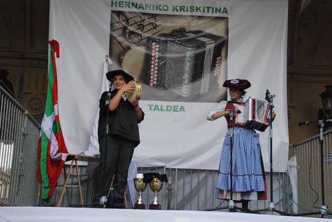 Hernaniko Euskal Jaietan jendetza bildu da, 100 urte eta gero