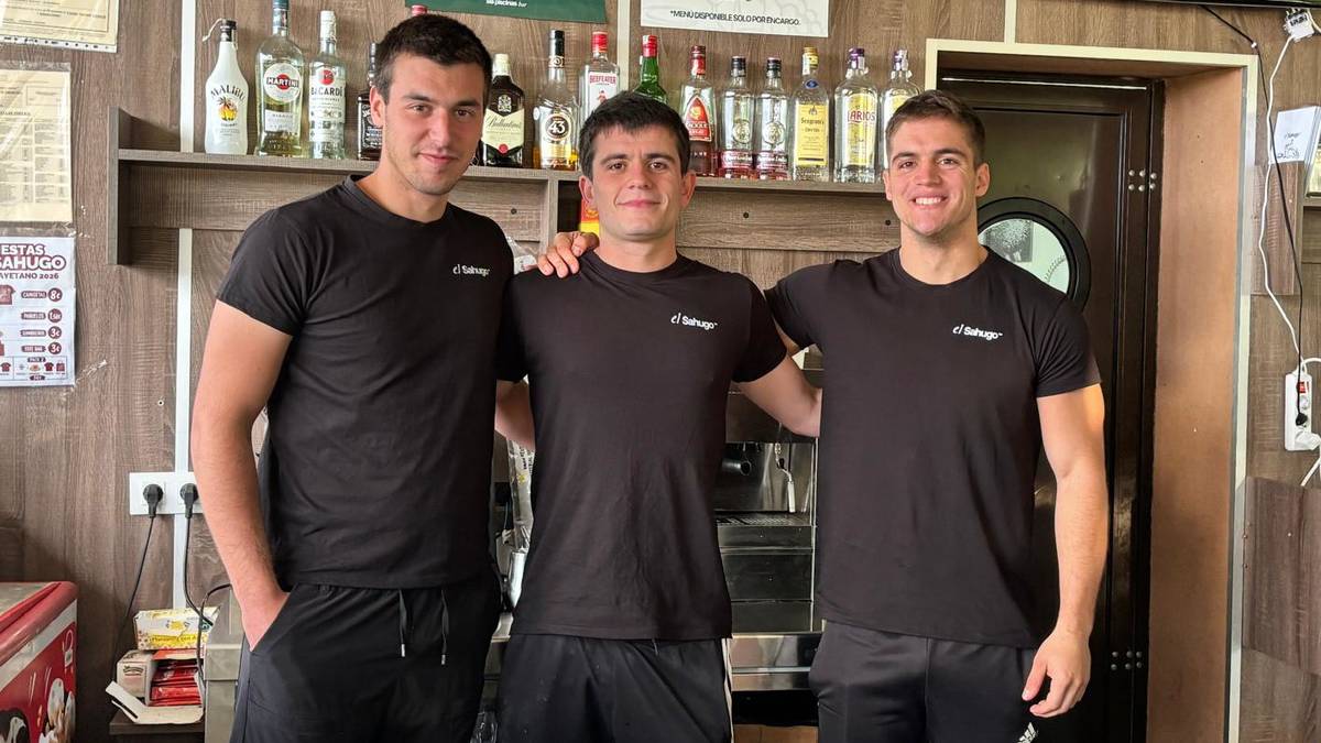 Hiru gazte hernaniar pistinako tabernan, Salamancako herri txiki-txiki batean