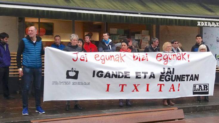 Adarra fruta dendan mobilizazioa, jai egunetan irekitzea salatzeko