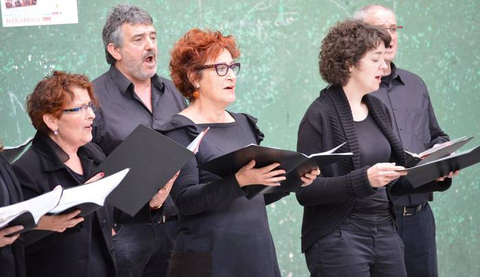 Aiztondo eta  Telleri abesbatzen  emanaldia,  larunbatean