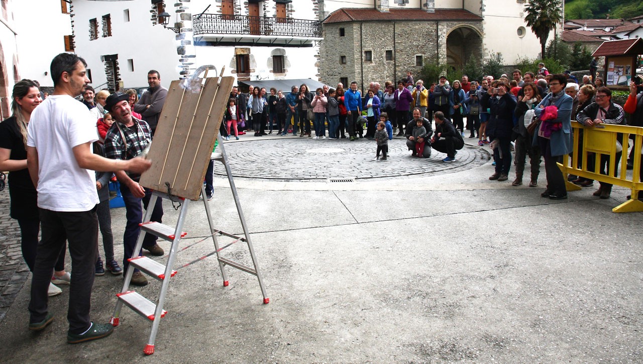 Mus txapelketa, txupinazoa, bertso saioa eta afari berezia, Goizuetako Txino auzoko festetan