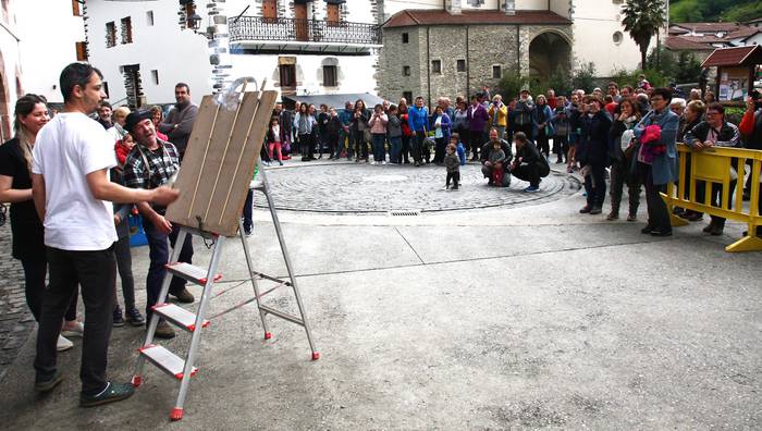 Mus txapelketa, txupinazoa, bertso saioa eta afari berezia, Goizuetako Txino auzoko festetan