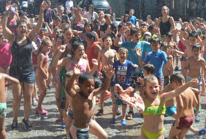Ur festa atzo, beroari aurre egiteko planik onena!