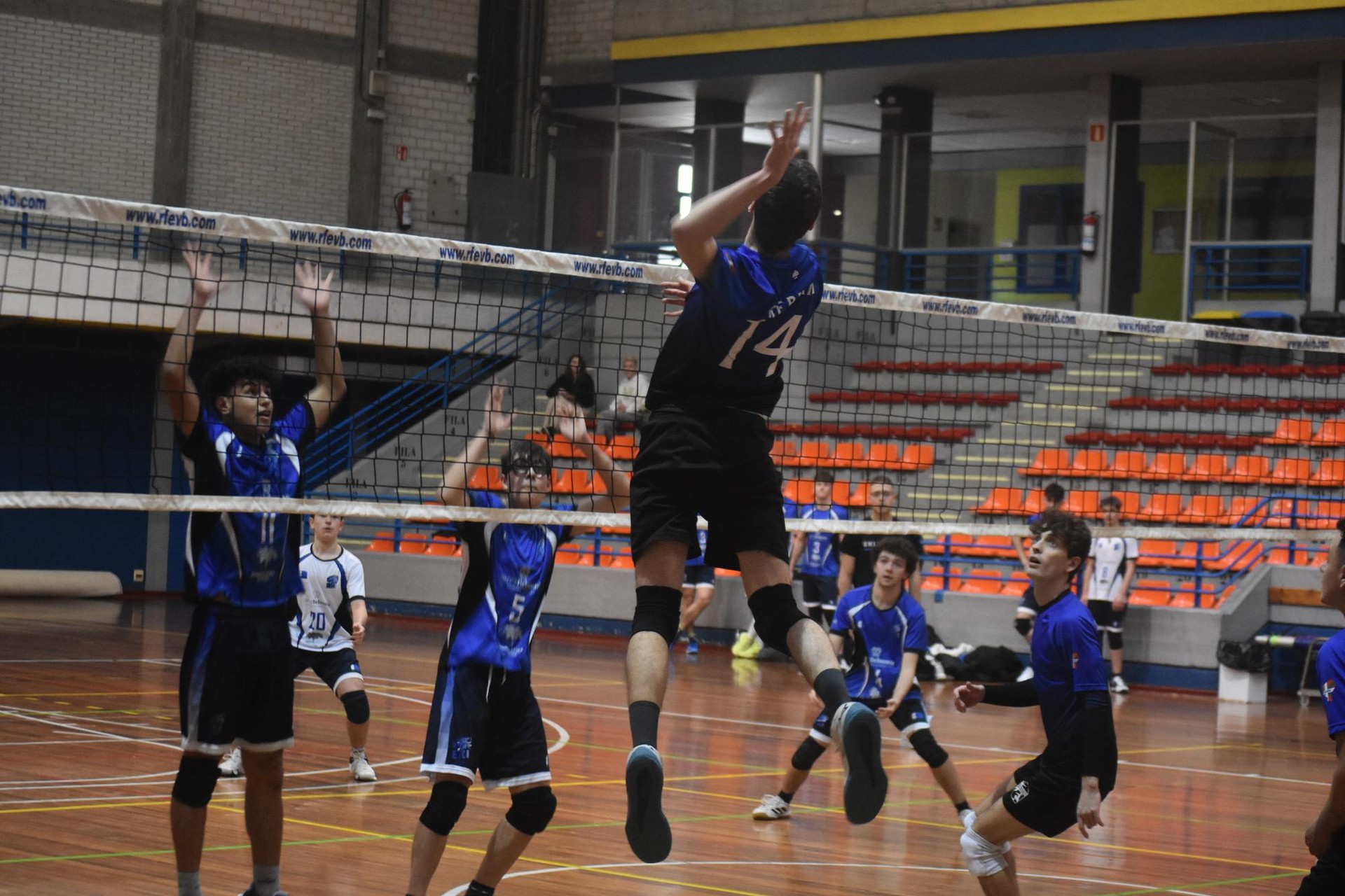 Berriozarren ariko da bihar  Hernaniko mutilen boleibol taldea