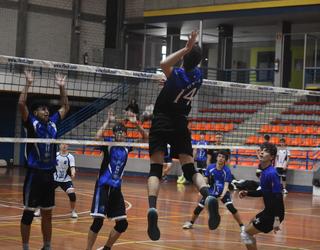 Berriozarren ariko da bihar  Hernaniko mutilen boleibol taldea