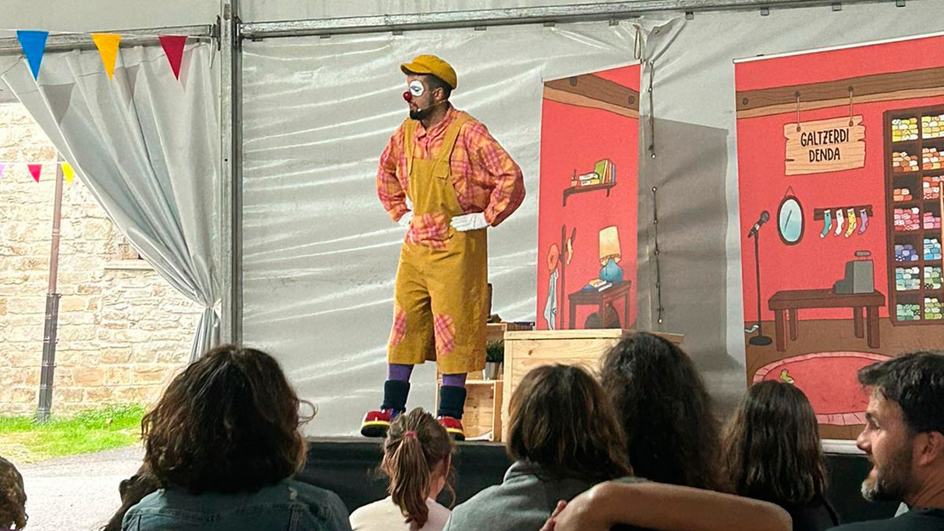 Pilota partiduak, bertsolariak eta herri afaria gaur, Aranoko Santioei amaiera emateko