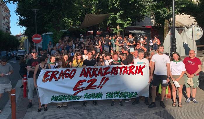 Eraso arrazistei eta jarrera faxistei aurre egiteko deia egin zuten Txosna Batzordeko eragile guztiek