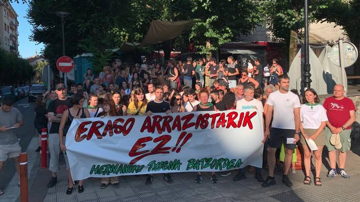 Eraso arrazistei eta jarrera faxistei aurre egiteko deia egin zuten Txosna Batzordeko eragile guztiek