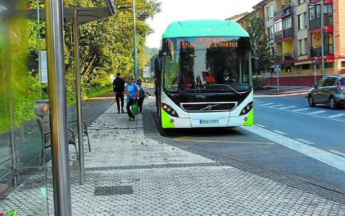 Udalak, autobus zerbitzuari buruzko «informazio argia» eskatu du