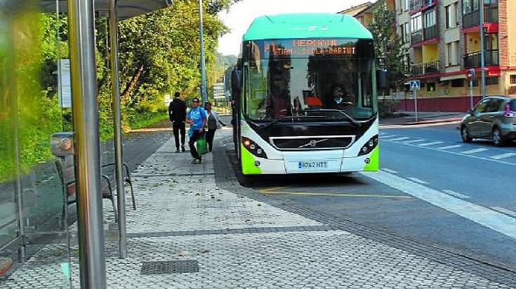 Udalak, autobus zerbitzuari buruzko «informazio argia» eskatu du