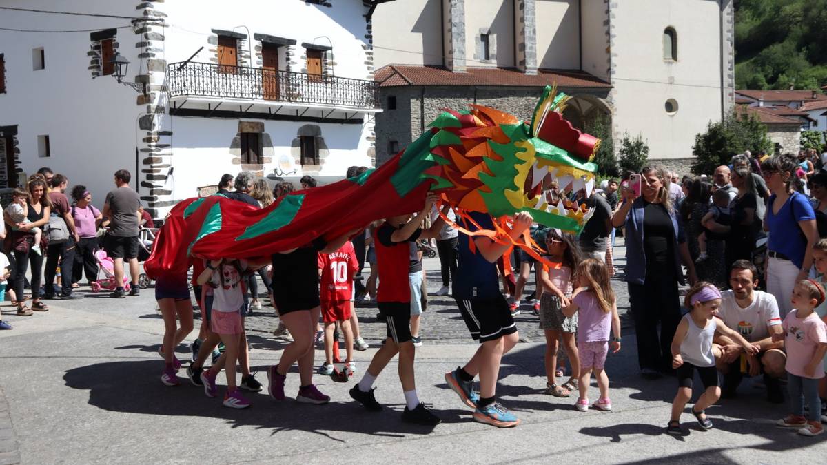 Gaur txondorra piztu eta dragoia dantzan jarriko dute bihar, Txino auzoan