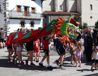 Gaur txondorra piztu eta dragoia dantzan jarriko dute bihar, Txino auzoan
