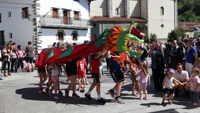 Gaur txondorra piztu eta dragoia dantzan jarriko dute bihar, Txino auzoan