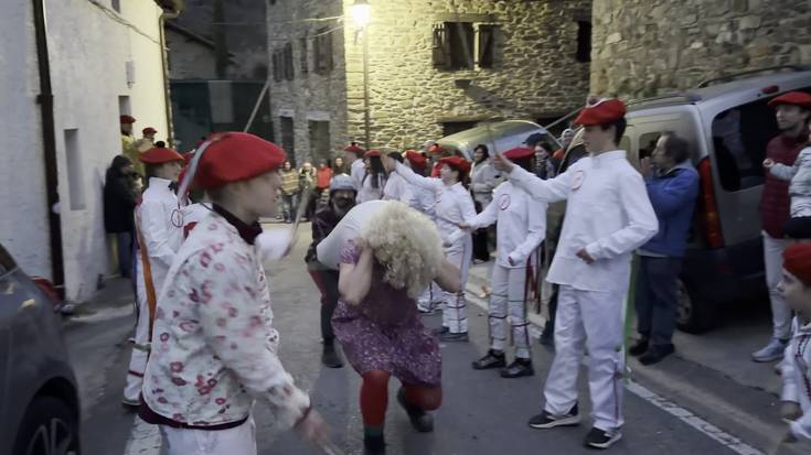 Zahagi Dantza xelebrea eta umoretsua, Aranoko Iñotietan