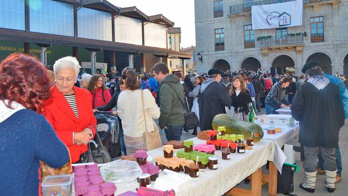 Feria haundia Foru plazan, Santo Tomasen bueltan