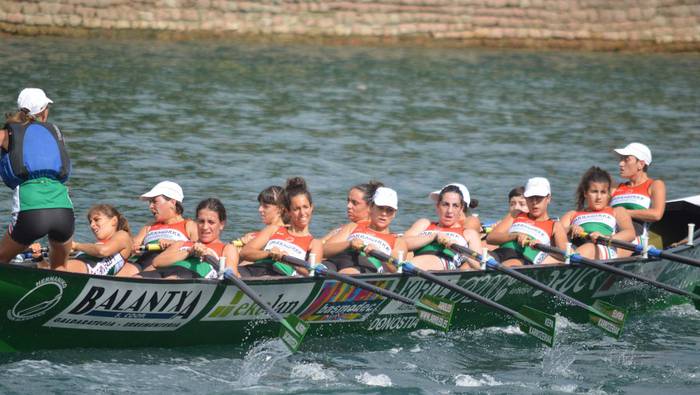 Podiuma zipriztindu dute Donostian, ‘Maialen’ ontziko arraunlariek