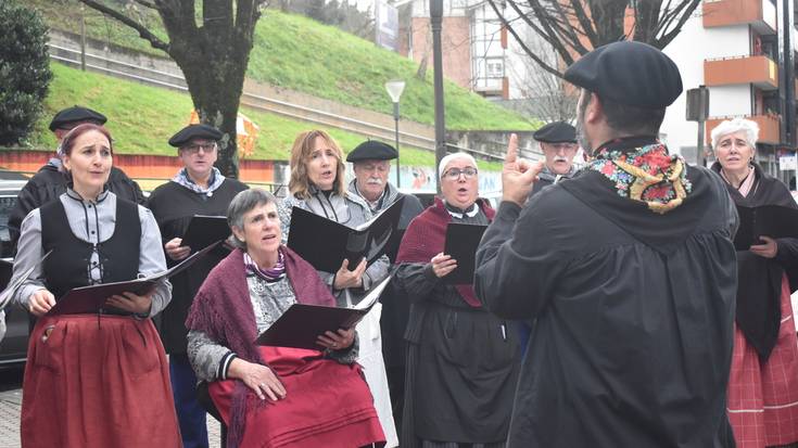 Aiztondo abesbatzaren Gabonetako kantu-jira