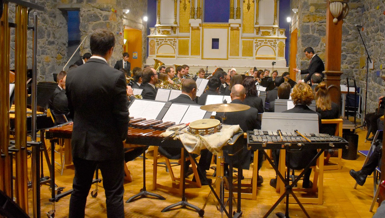 Musikariak kalera aterako dira, patroiaren omenez