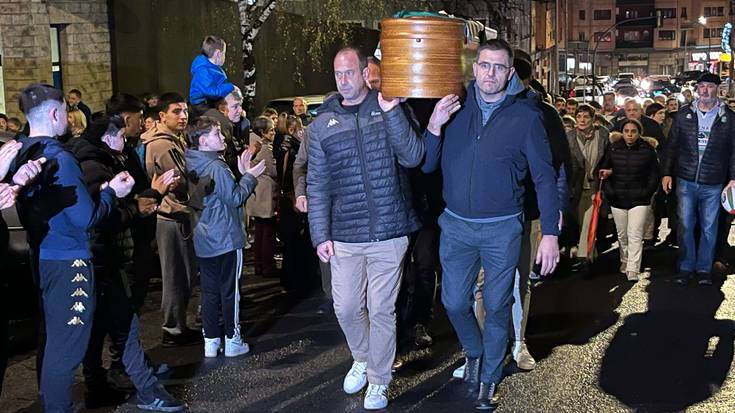 Pasillo hunkigarriarekin eman zioten azken agurra Juanito Rodriguezi