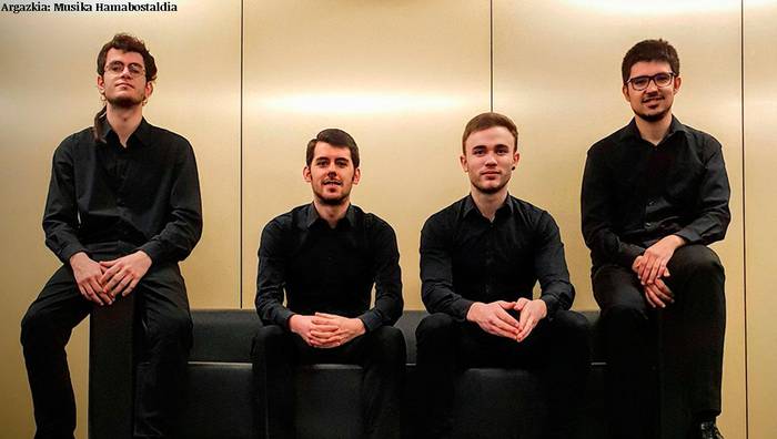 Hamabostaldian Pache, 'Four Beats' taldearekin