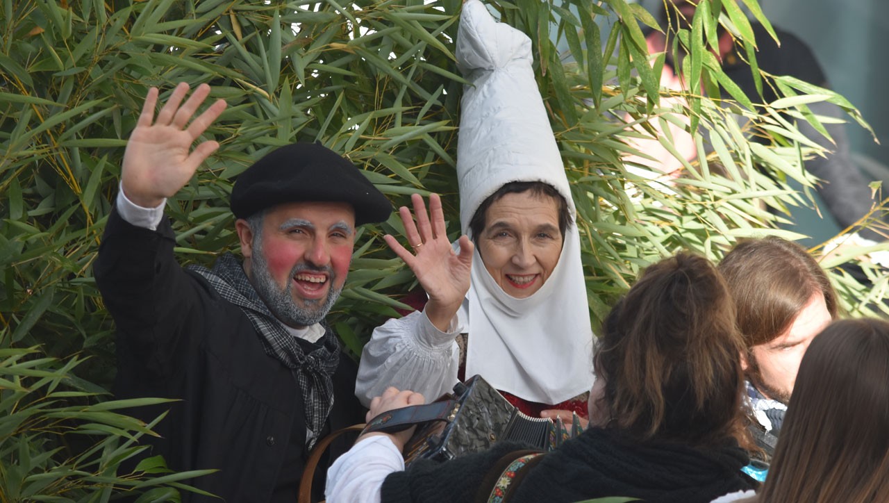 Irriz eta ilusioz bete zen bailara igandean, Olentzeroren eta Mari Domingiren etorrerarekin