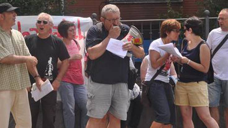 «Egin liteke, baina ez dute nahi» oihukatuz protestatu zuten atzo