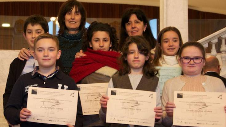 Hernaniarrek, maila bikaina