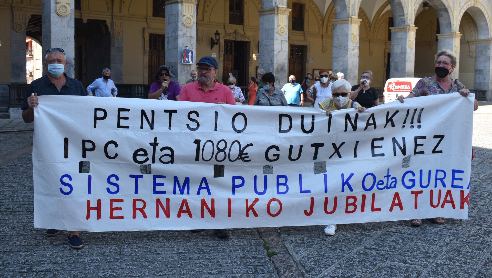 «Orain dependentzia daukagu, beti autonomo izan garenean; eta horrek min ematen digu»