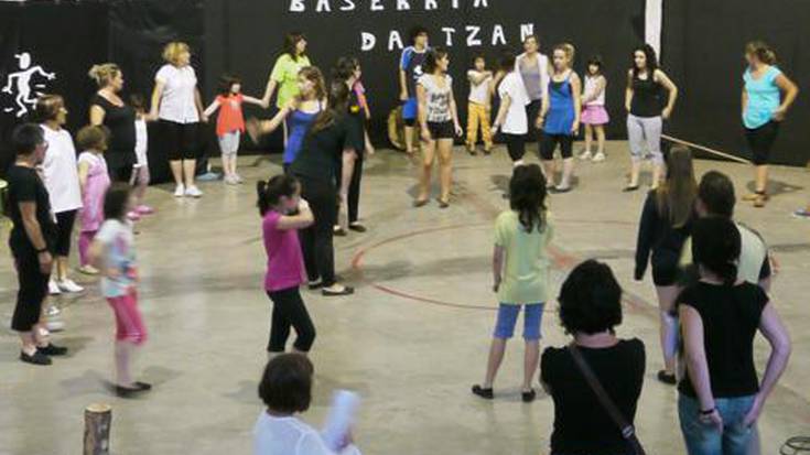 Umore-Ona dantza taldea - Itsaso Lujanbio: «Dantza, antzerkia, bertsoa, kantua... uztartu ditugu aurten»