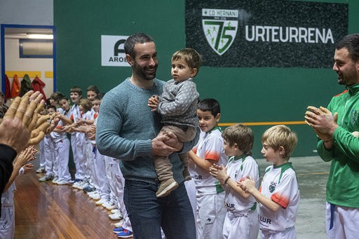Hernanik omenaldi beroa eskaini zion Gorrotxategiri