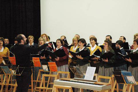Ahotsak eta 
txistu doinuek musikaz bete zuten atzo Sandiusterri