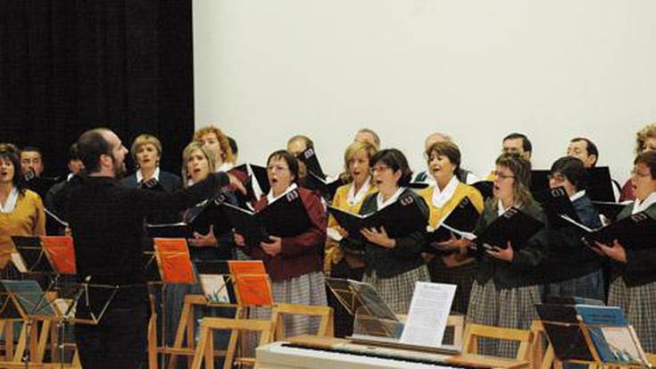 Ahotsak eta 
txistu doinuek musikaz bete zuten atzo Sandiusterri