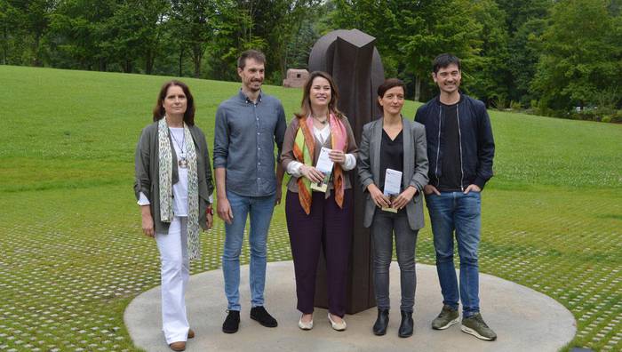 Chillida Lekuk udarari  begira, dozenaka ekitaldi 