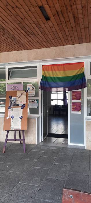Emakumeon Etxeko LGBTI+ bandera kendu izana salatu du Udalak