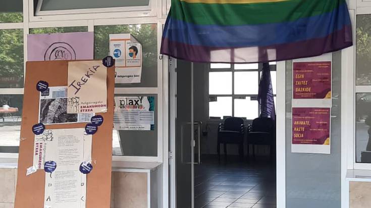 Emakumeon Etxeko LGBTI+ bandera kendu izana salatu du Udalak