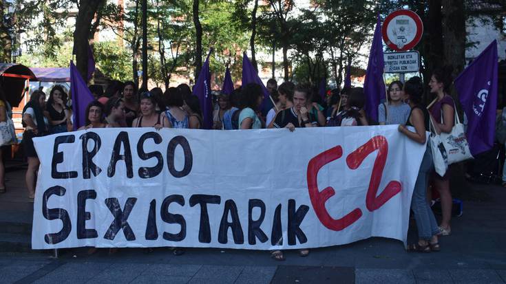 Eraso sexista salatzeko egin zen kontzentrazioa Plaza Berrin