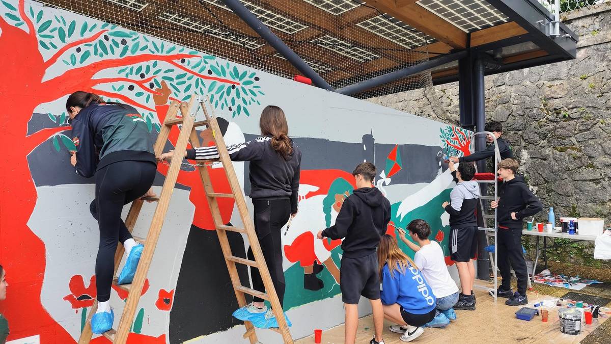 Latxunben murala margotu dute Hernaniko 'Gazte Artibistek'