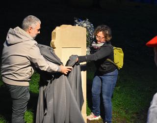 Herritar ugari elkartu ziren Astigarragako biktimen omenezko monolitoaren inaugurazio ekitaldian