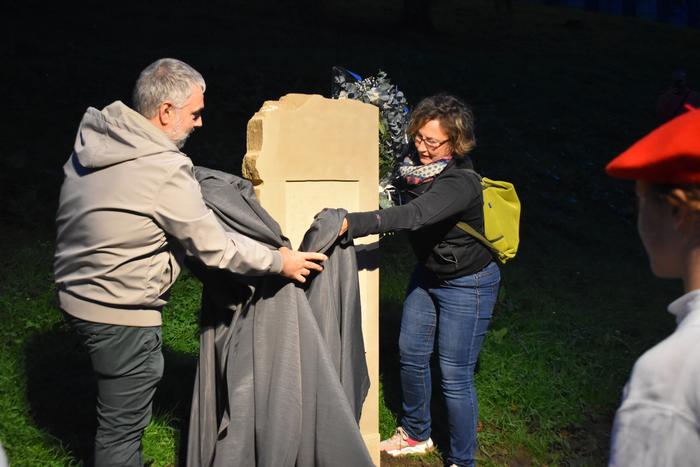 Herritar ugari elkartu ziren Astigarragako biktimen omenezko monolitoaren inaugurazio ekitaldian