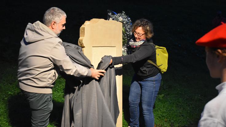 Herritar ugari elkartu ziren Astigarragako biktimen omenezko monolitoaren inaugurazio ekitaldian