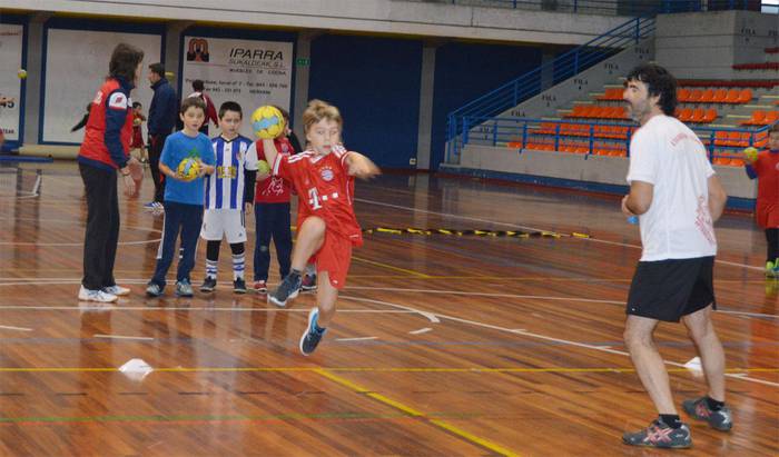 Teknifikazio saioak gaur, eskubaloia barrutik ezagutzeko