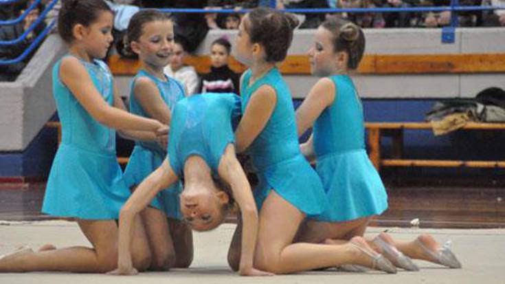 Eskolarteko gimnasta onenak, gaur Hernaniko kiroldegian